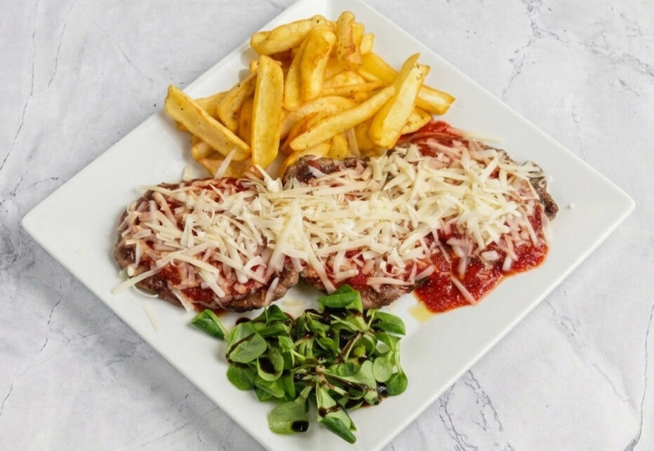 bifteki-special-budapest.jpg Bifteki special fűszeres paradicsomszósszal és parmezánnal