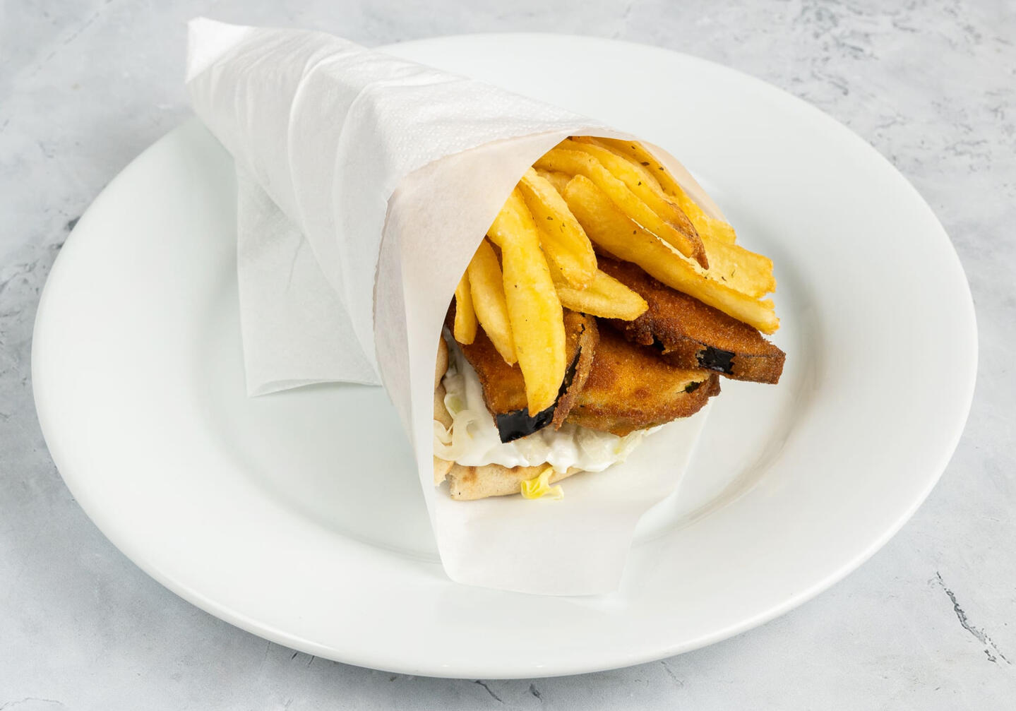 vega-pita-budapest.jpg Vegetáriánus pita rántott zöldségekkel és tzatzikivel