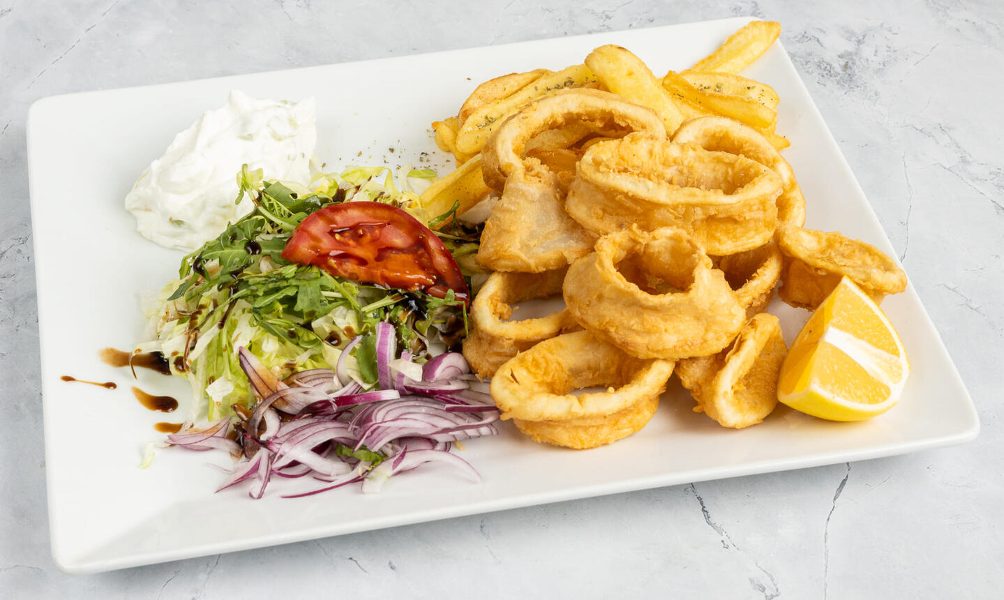 tintahal-budapest-heureka.jpg Tintahal karikák görög körettel a Heureka Original Greek Food étteremben