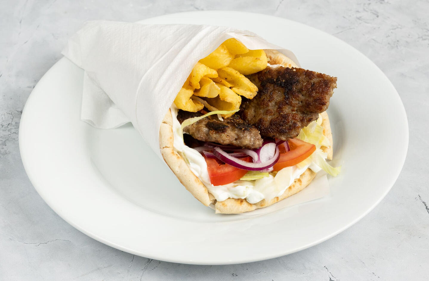 bifteki-pita-budapest-heureka.jpg Bifteki pita görög húspogácsával a Heurekában